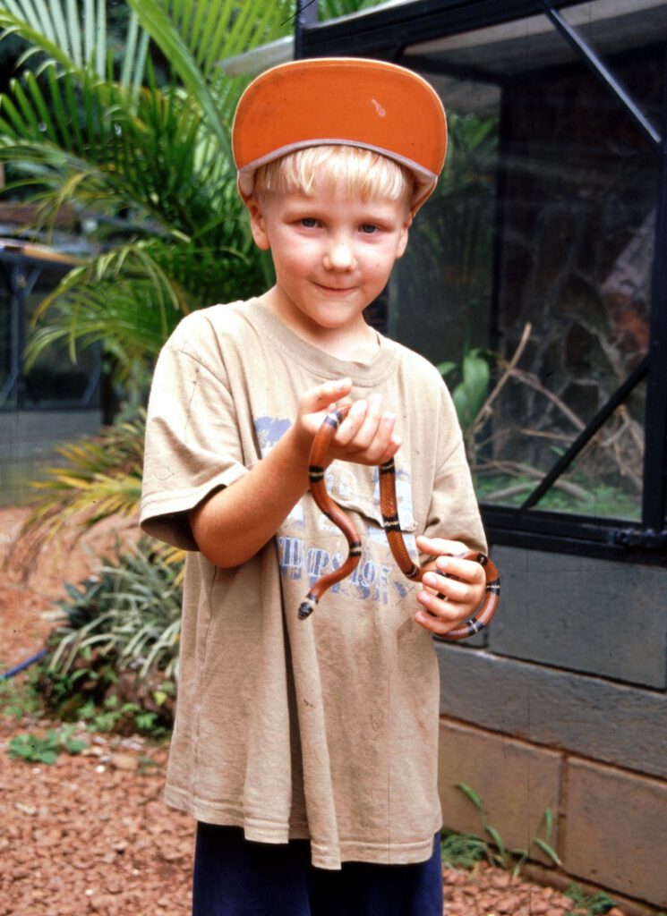 Junge mit unechter Korallenschlange / Costa Rica