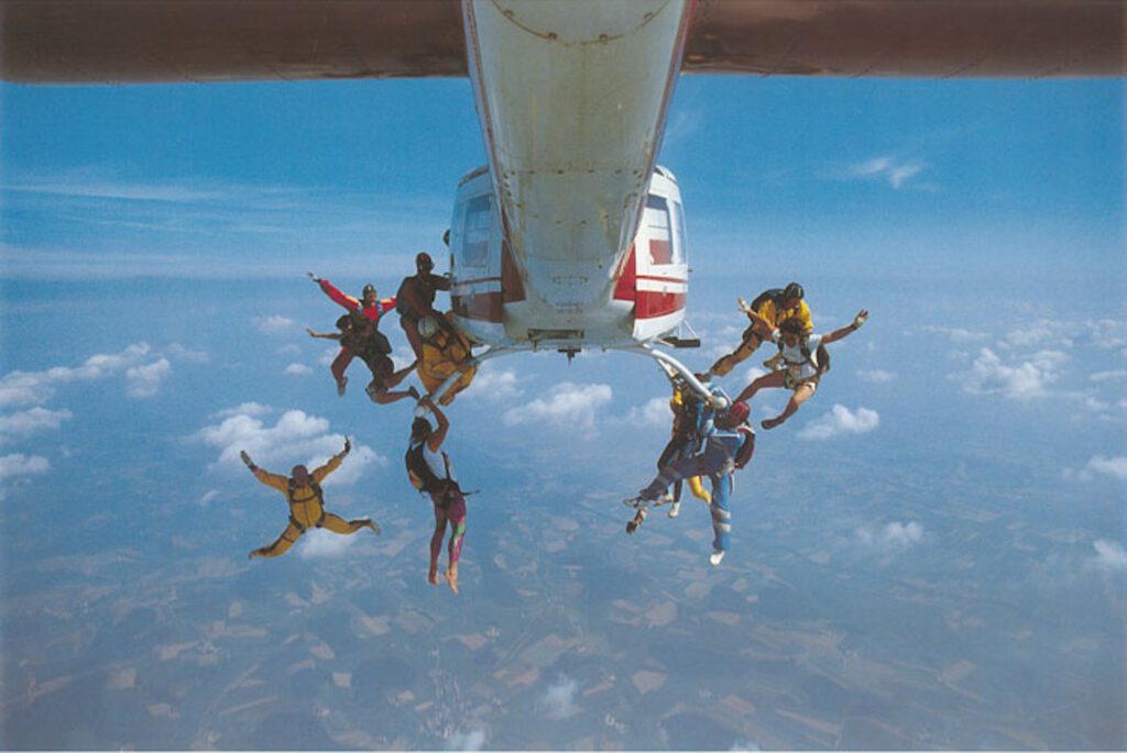 Skydiver-Exit aus Huey (Finn-View / Heckflossen-Perspektive)